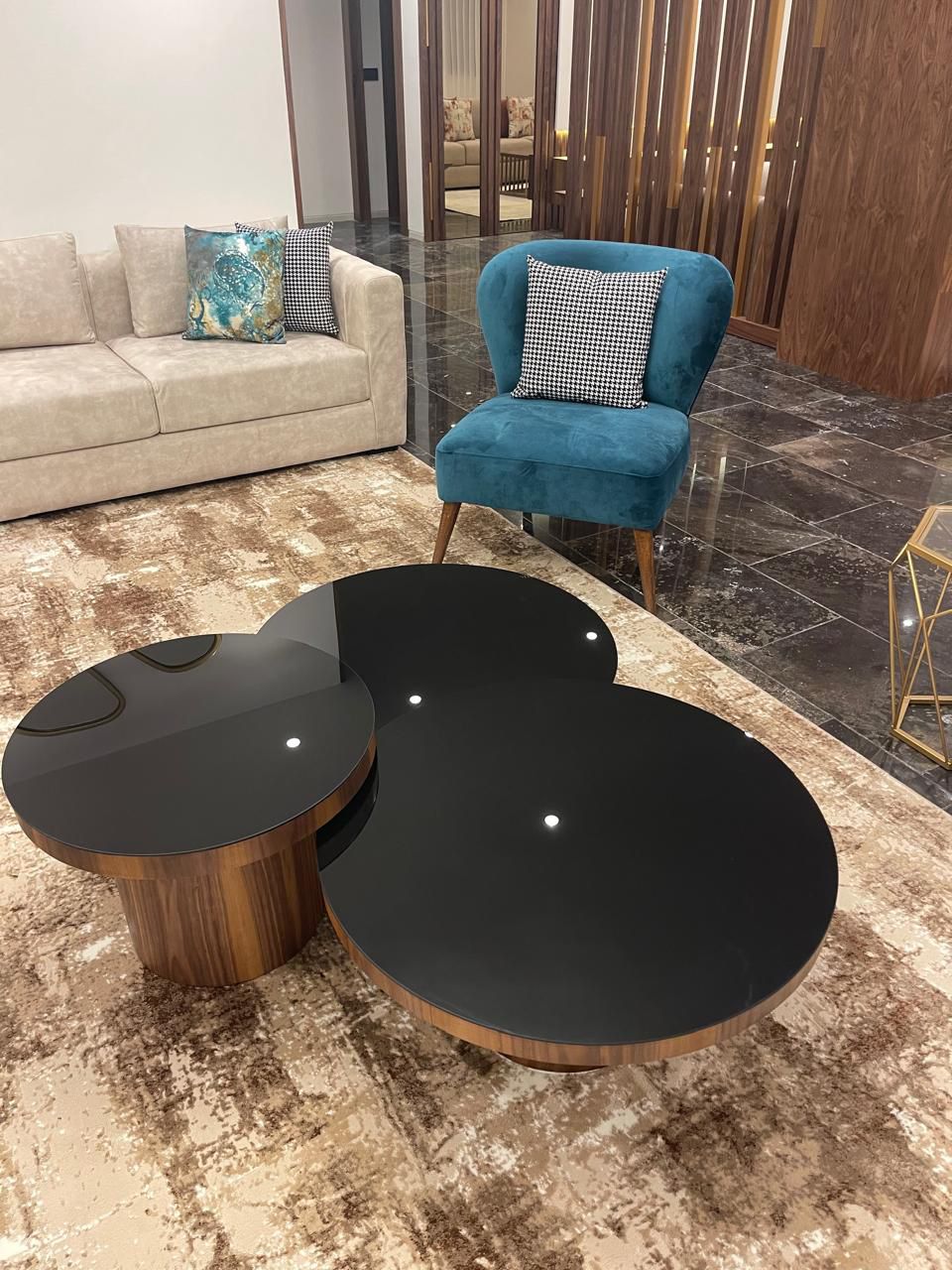 set de 3 tables basses organiques noyer & verre noir — zinestudio set de 3 tables basses organiques noyer & verre noir — zinestudio