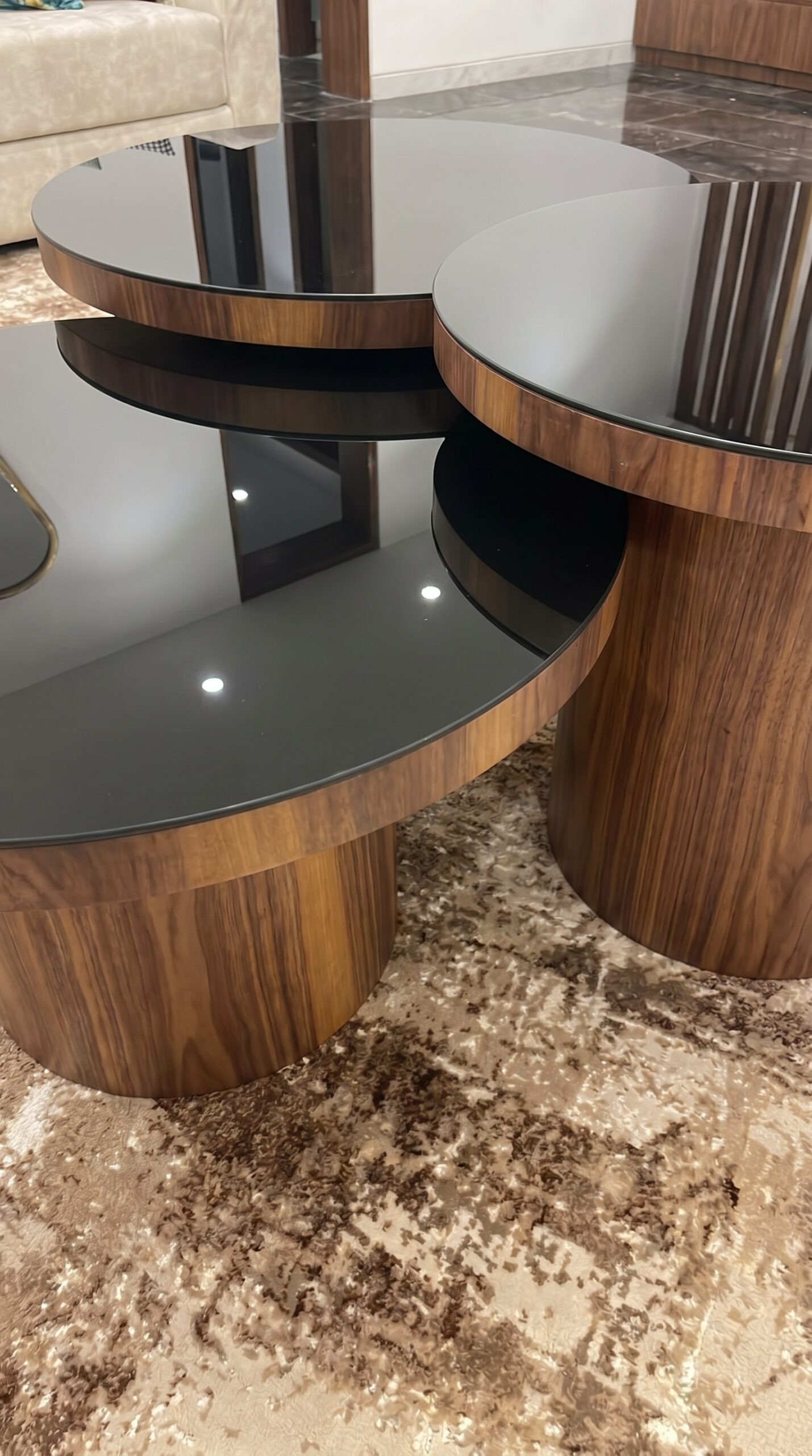 set de 3 tables basses organiques noyer & verre noir — zinestudio set de 3 tables basses organiques noyer & verre noir — zinestudio
